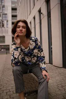 Bluza w kwiaty z dekoltem w serek czarna