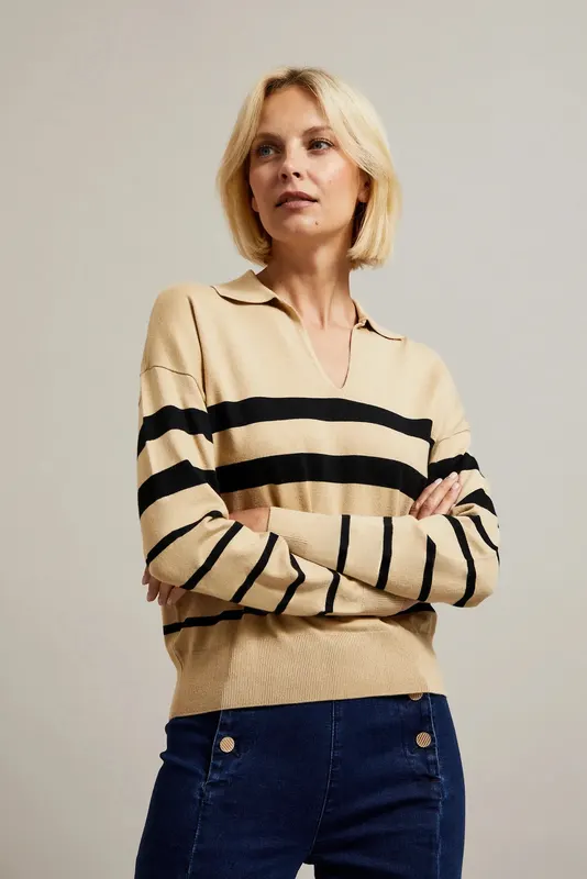 Sweter w paski z kołnierzykiem beżowy