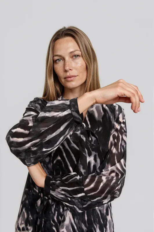 Wzorzysta koszula czarna