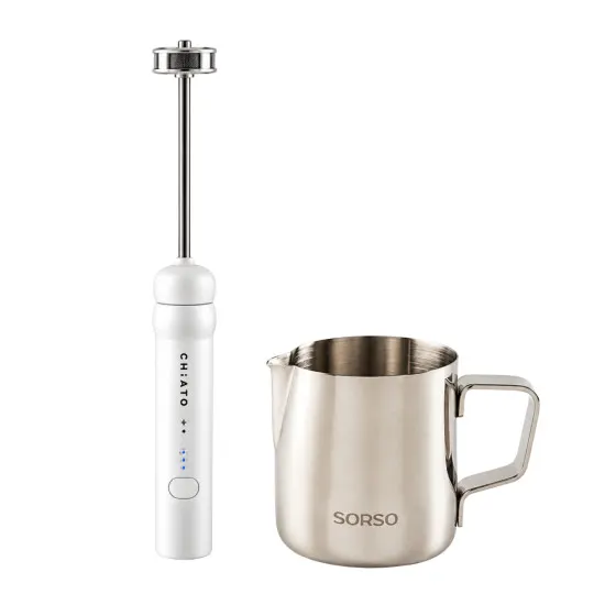 Zestaw: spieniacz do mleka CHiATO nanoPLAY i dzbanek na mleko SORSO Barista (600 ml) – biały