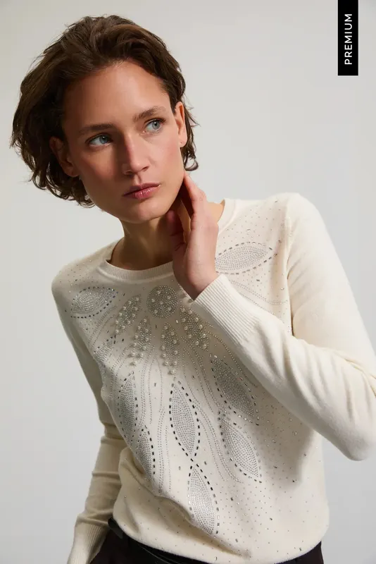Sweter z ozdobnymi koralikami biały