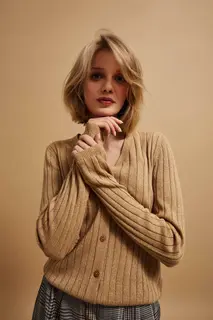 Sweter ozdobiony metaliczną nitką