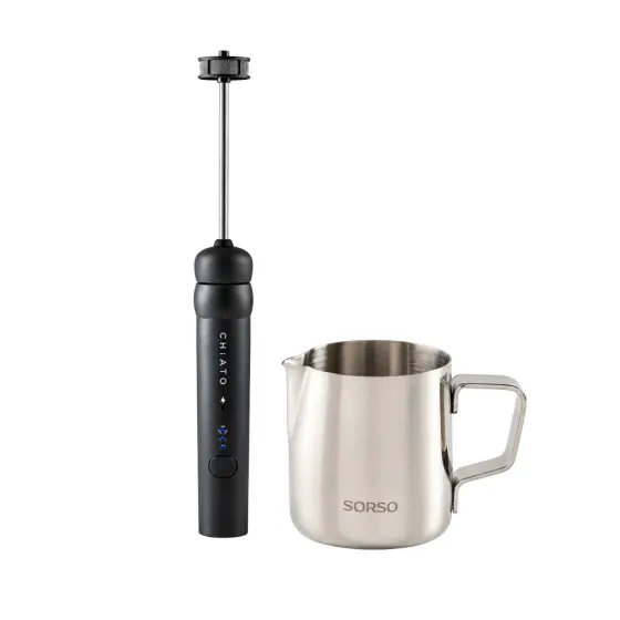 Zestaw: spieniacz do mleka CHiATO nanoPLAY oraz dzbanek na mleko SORSO Barista (350 ml) – czarny