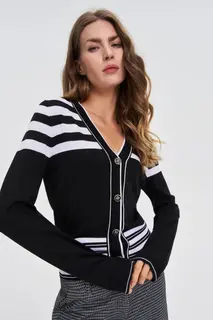 Sweter z ozdobnymi guzikami czarny