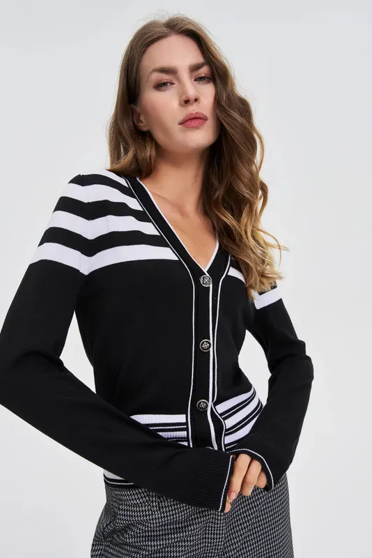 Sweter z ozdobnymi guzikami czarny