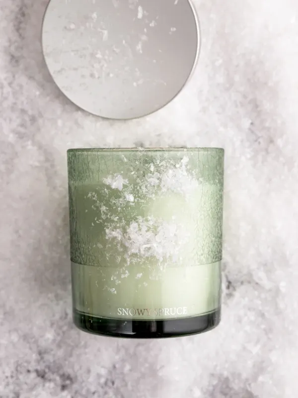 Świeca zapachowa MAGIC MOMENTS Snowy Spruce 390 g