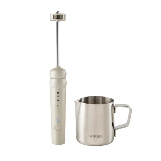 Zestaw: spieniacz do mleka CHiATO nanoPLAY i dzbanek na mleko SORSO Barista (150 ml) – kremowy