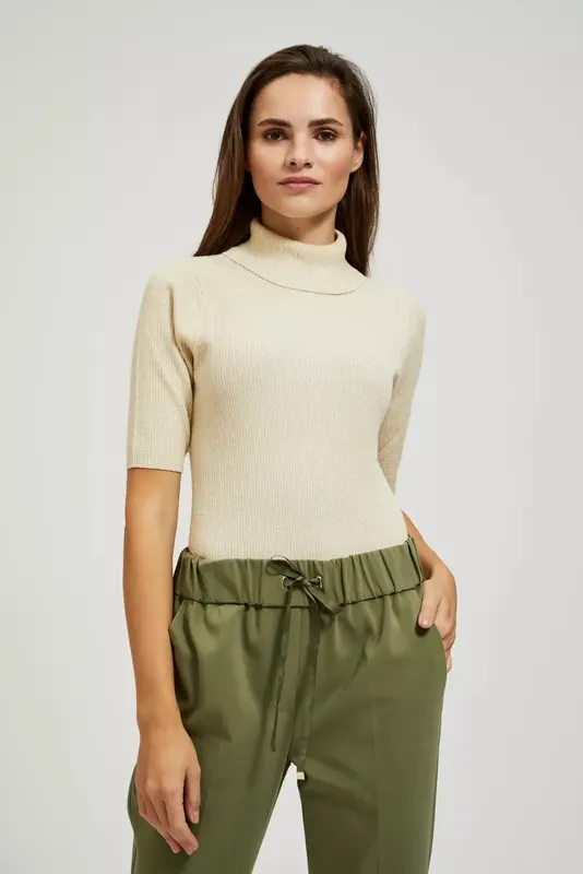 Sweter z golfem ozdobiony metaliczną nitką perłowy