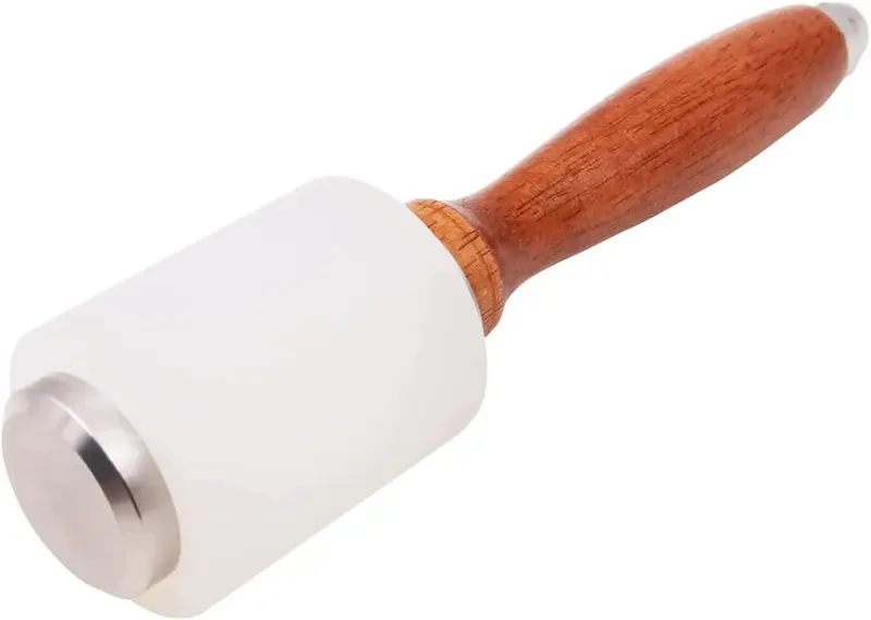 MŁOTEK DO RZEŹBIENIA SKÓRY NYLONOWY Z DREWNIANYM UCHWYTEM 21CM