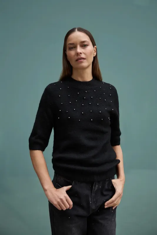Sweter ozdobiony koralikami czarny