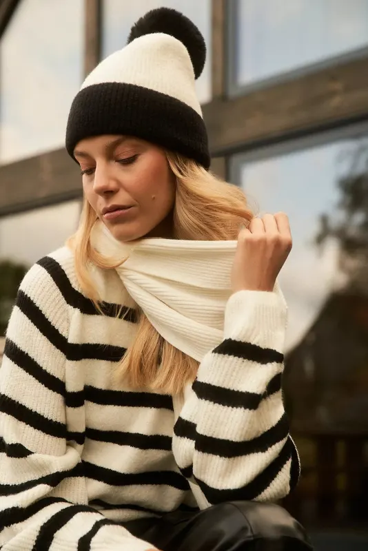 Sweter w paski z okrągłym dekoltem perłowo-czarny