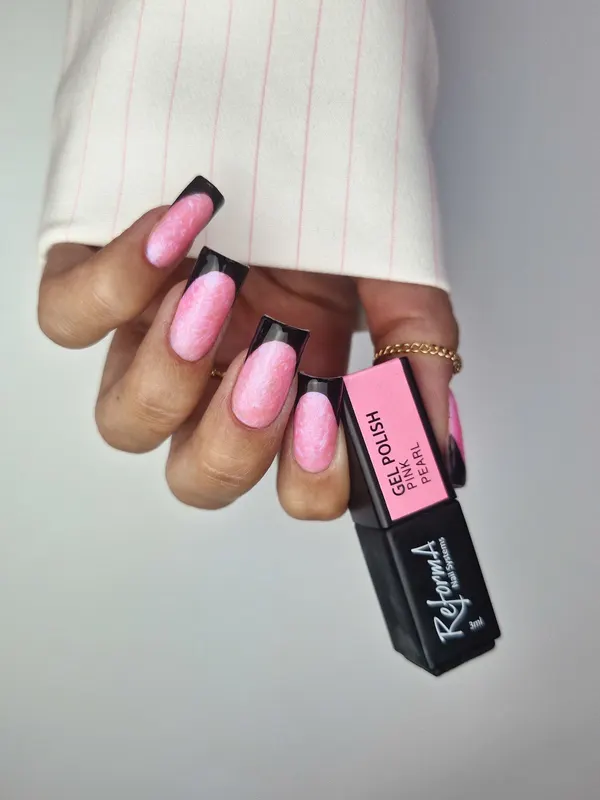 Perłowy lakier i czarny french manicure