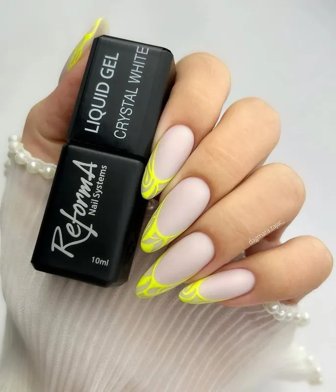 Żółte paznokcie hybrydowe - słoneczny french manicure