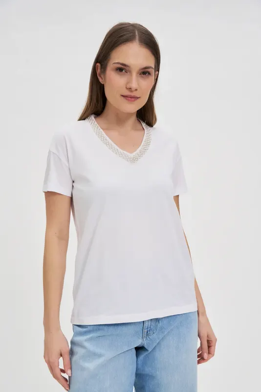 T-shirt z ozdobnym dekoltem biały