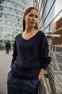 Sweter o prostym fasonie granatowy