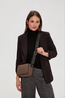 Torebka crossbody z ozdobnym paskiem brązowa