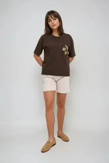 T-shirt z hatfem na kieszonce brązowy