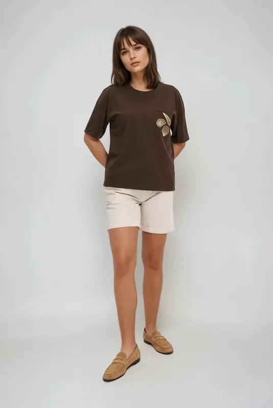 T-shirt z hatfem na kieszonce brązowy