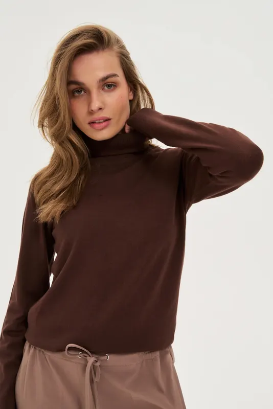 Sweter z golfem brązowy