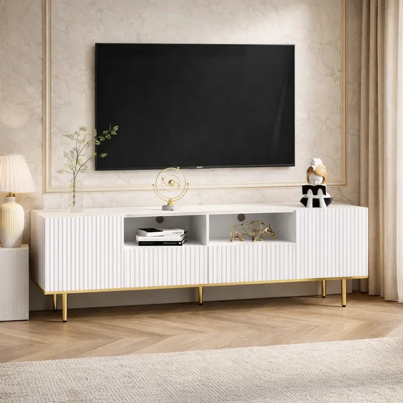 ELVÉA – biała szafka RTV premium z ryflowanym frontem i złotymi detalami