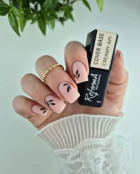 Minimalistyczne paznokcie