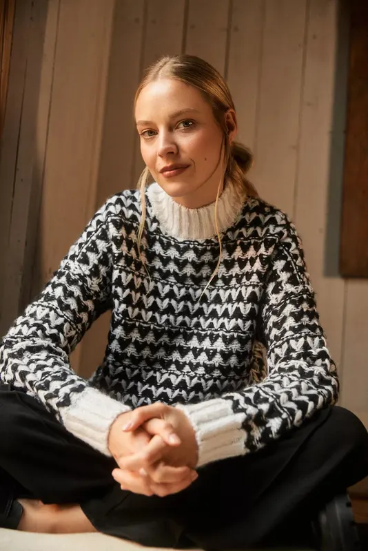 Sweter z golfem czarno-biały