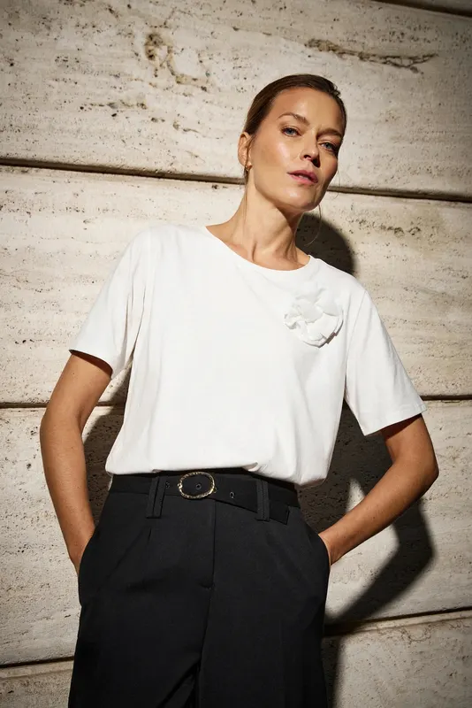 T-shirt w kwiatem biały
