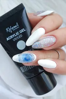 Biały manicure z drobinkami