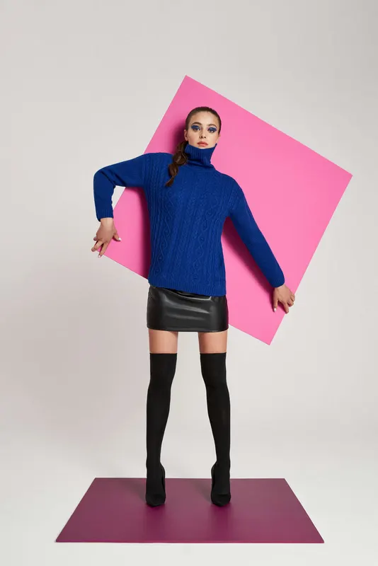 Sweter w warkoczowy splot lazurowy