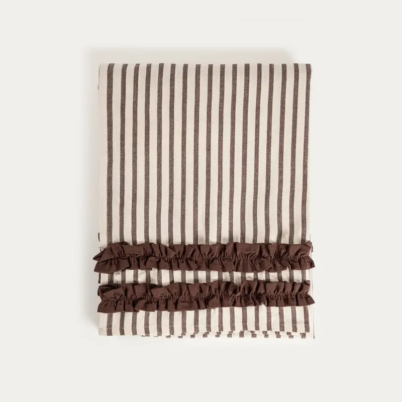 Obrus DAVIO bawełniany w paski brązowe z falbaną 130x180 cm
