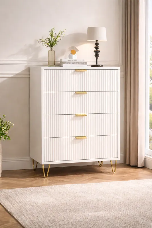AURISSA – Ryflowana Komoda 4-Szufladowa w Stylu Soft Luxury | Biała z Złotymi Uchwytami i Nogami