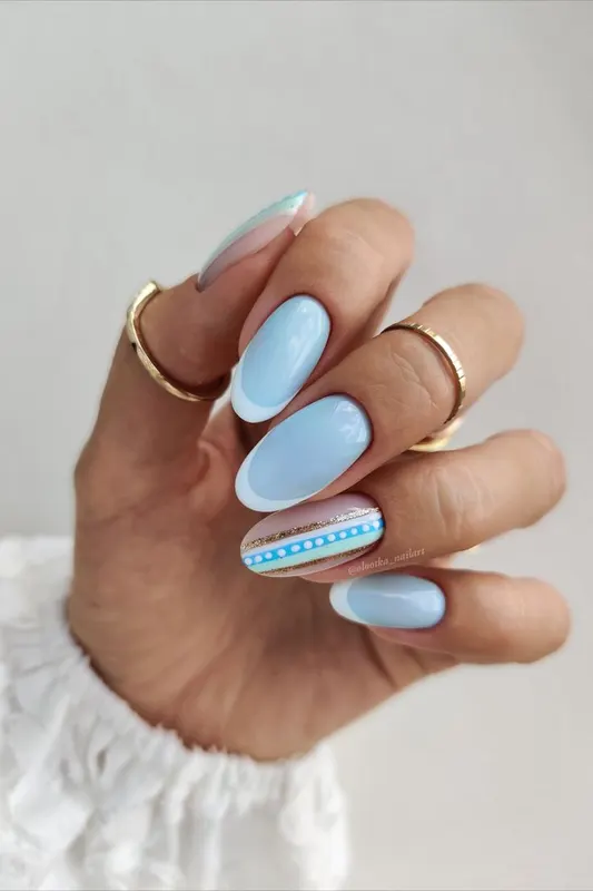 Biało błękitne paznokcie w odcieniu Baby Blue