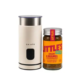 Zestaw spieniacza do mleka CHiATO milkPLAY White i kawa rozpuszczalna „Little’s Decaf Creamy Caramel”